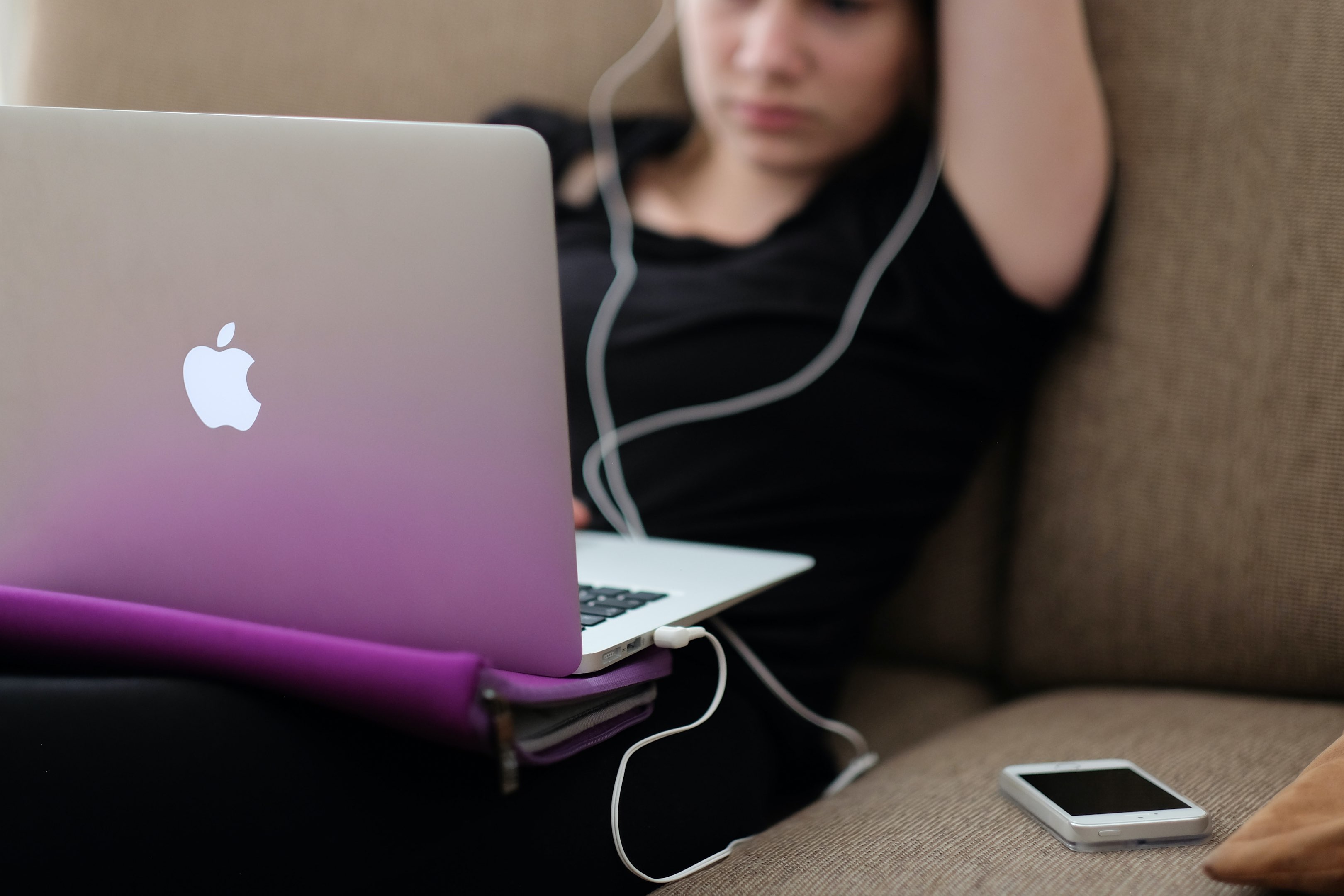 Ado de 12 ans réalisant un achat sur internet.