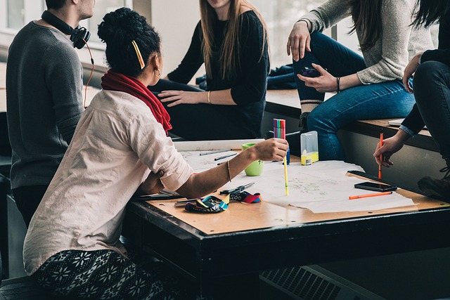 Un groupes d'étudiants discutant de leurs aides financières.