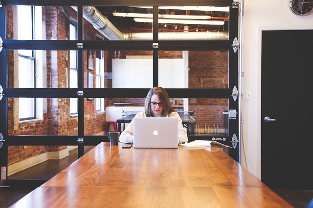 Une étudiante dans un espace de co-working.