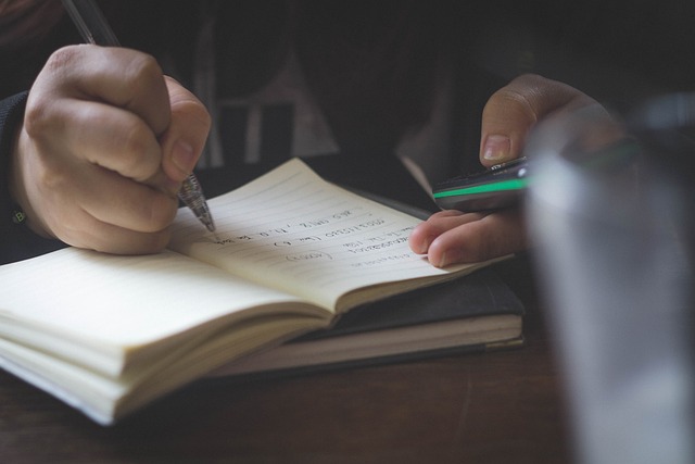 Un étudiant révisant pour son prochain examen.