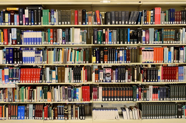 Un rayon livre d'une bibliothèque universitaire.