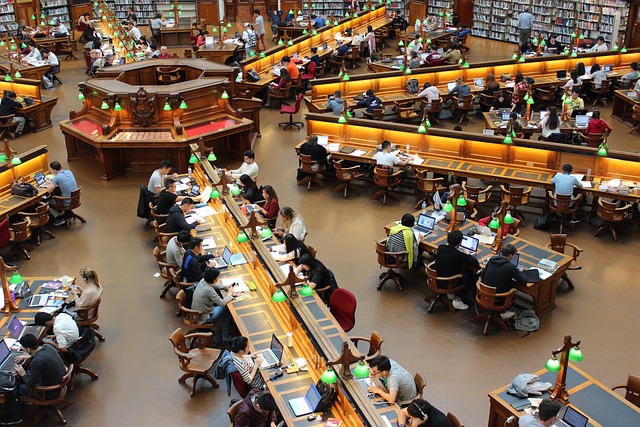 Vue d'en haut d'une bibliothèque universitaire.