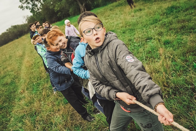 Un groupe d'ados en colonie de vacances.