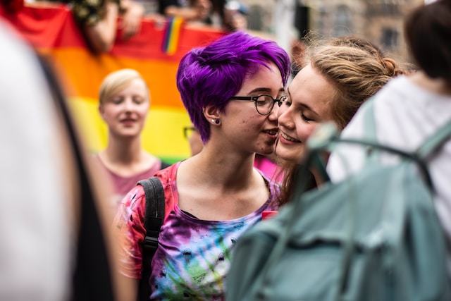 Une jeune fille sans ses parents à une manifestation.