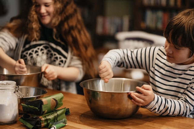 Deux ados seuls à la maison.
