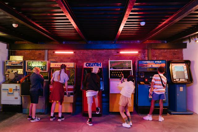 Des ados à la salle d'arcade le mercredi.