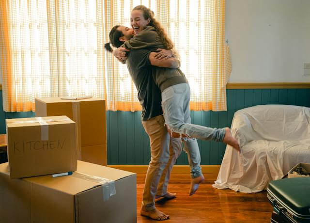 Un couple s'installant dans leur nouvel appartement suite à un emprunt.