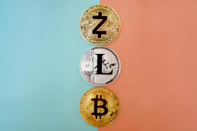 Plusieurs exemples de monnaies virtuelles dont le Bitcoin.