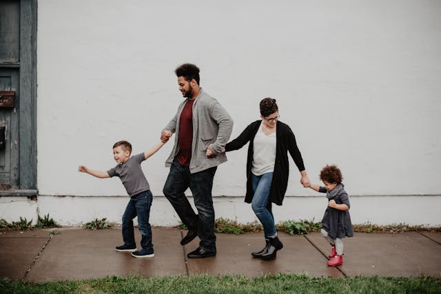 Une famille se promenant dans la rue.