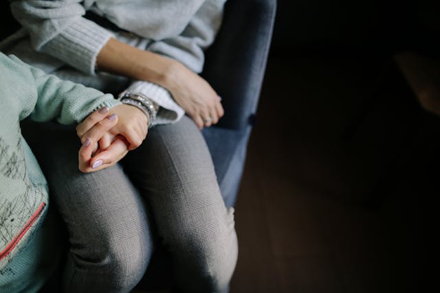 Une maman tenant la main de sa fille.