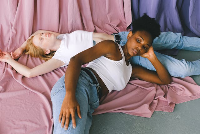 Un jeune couple chillant.