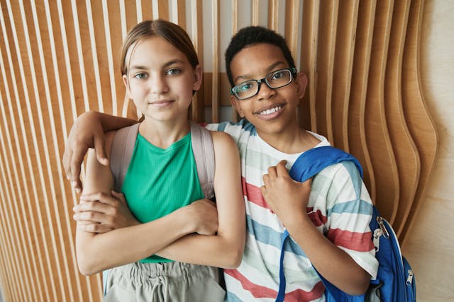 Deux meilleurs amis à la sortie de l'école