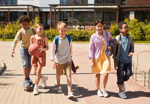 Des jeunes à la sortie des cours