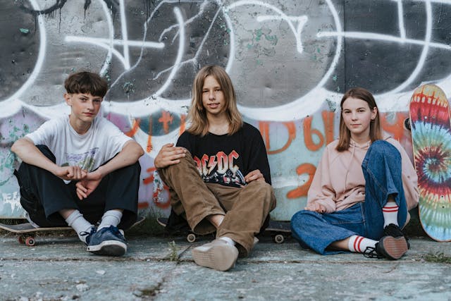 Des jeunes skaters en train de discuter