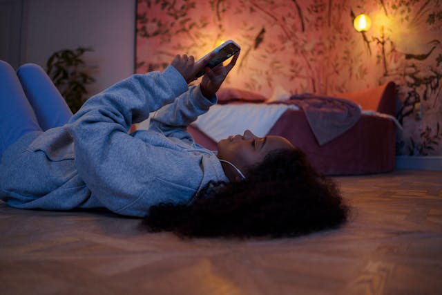 Une jeune fille dans sa chambre
