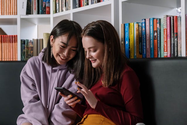 Deux ados sur leur smartphone.