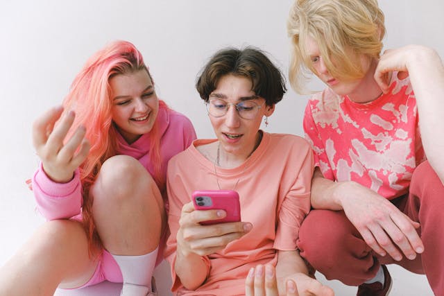 Des potes devant un iPhone.