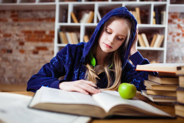 Une jeune fille en heure de colle.