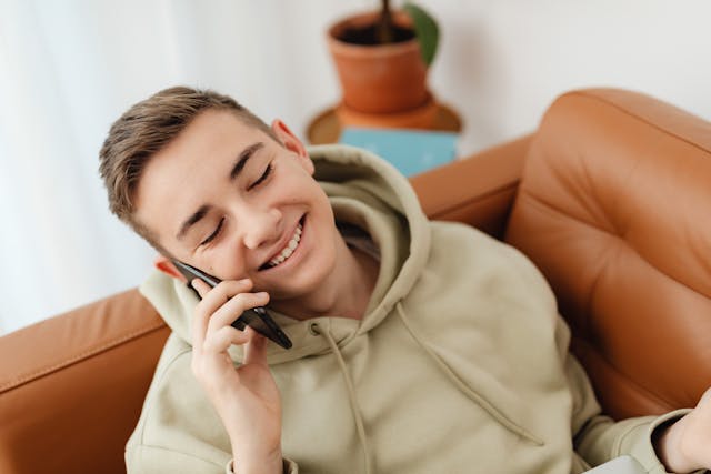 Un ad au téléphone avec sa mère.