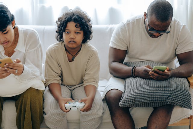 Des ados sur leur smartphone.