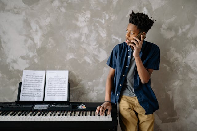 Un jeune homme au téléphone.