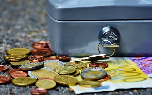 Une caisse remplie de pièces.