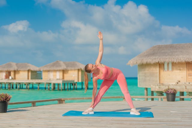 Une ado faisant du Yoga
