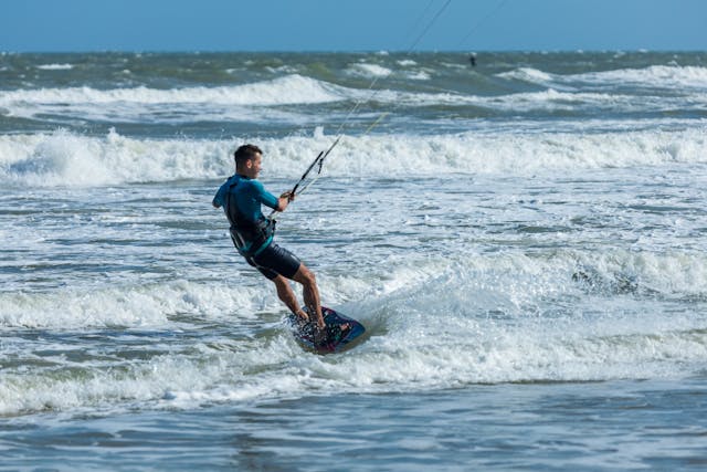 Un adolescent faisant du kite surf