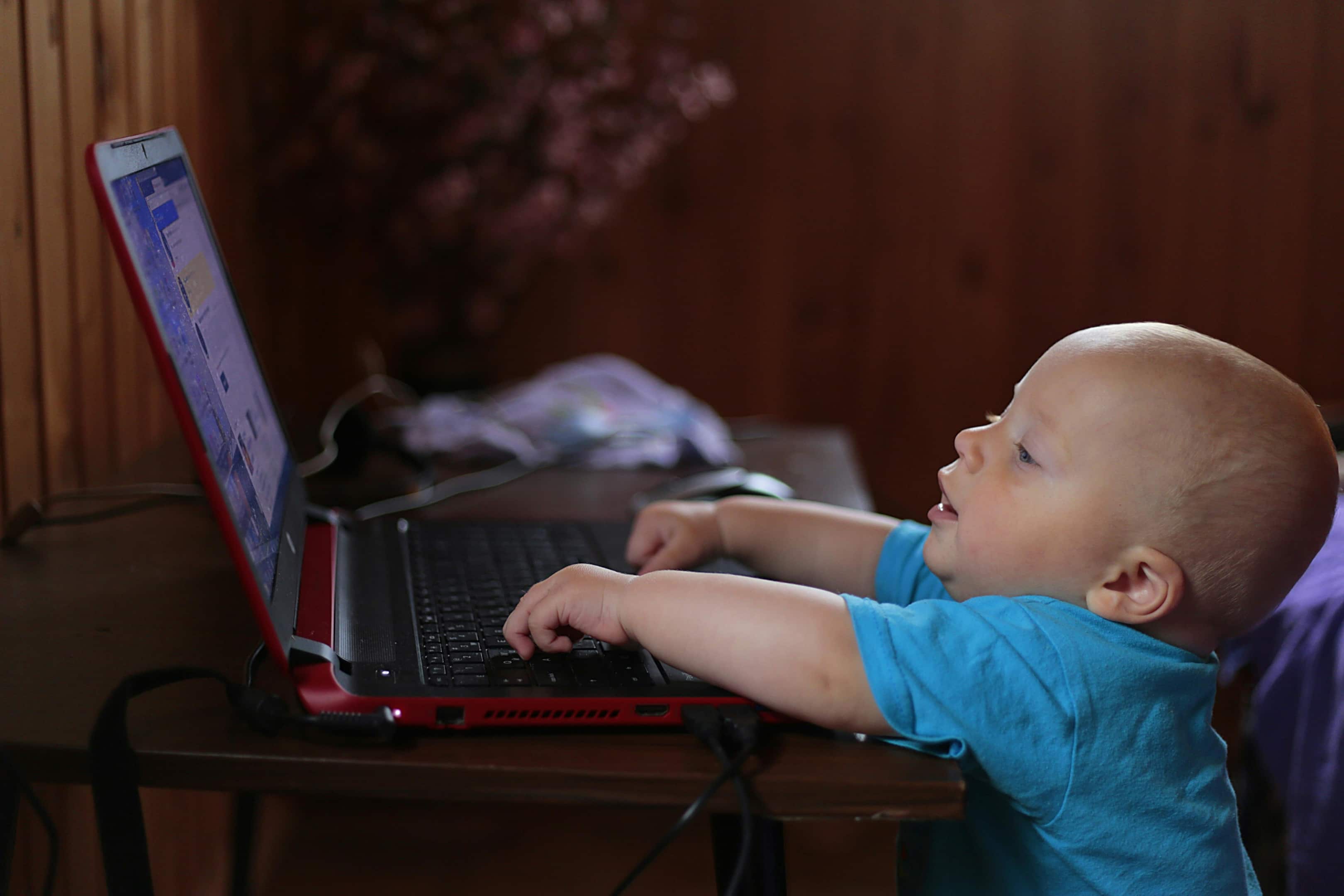 Un bébé qui découvre comment faire un virement bancaire.