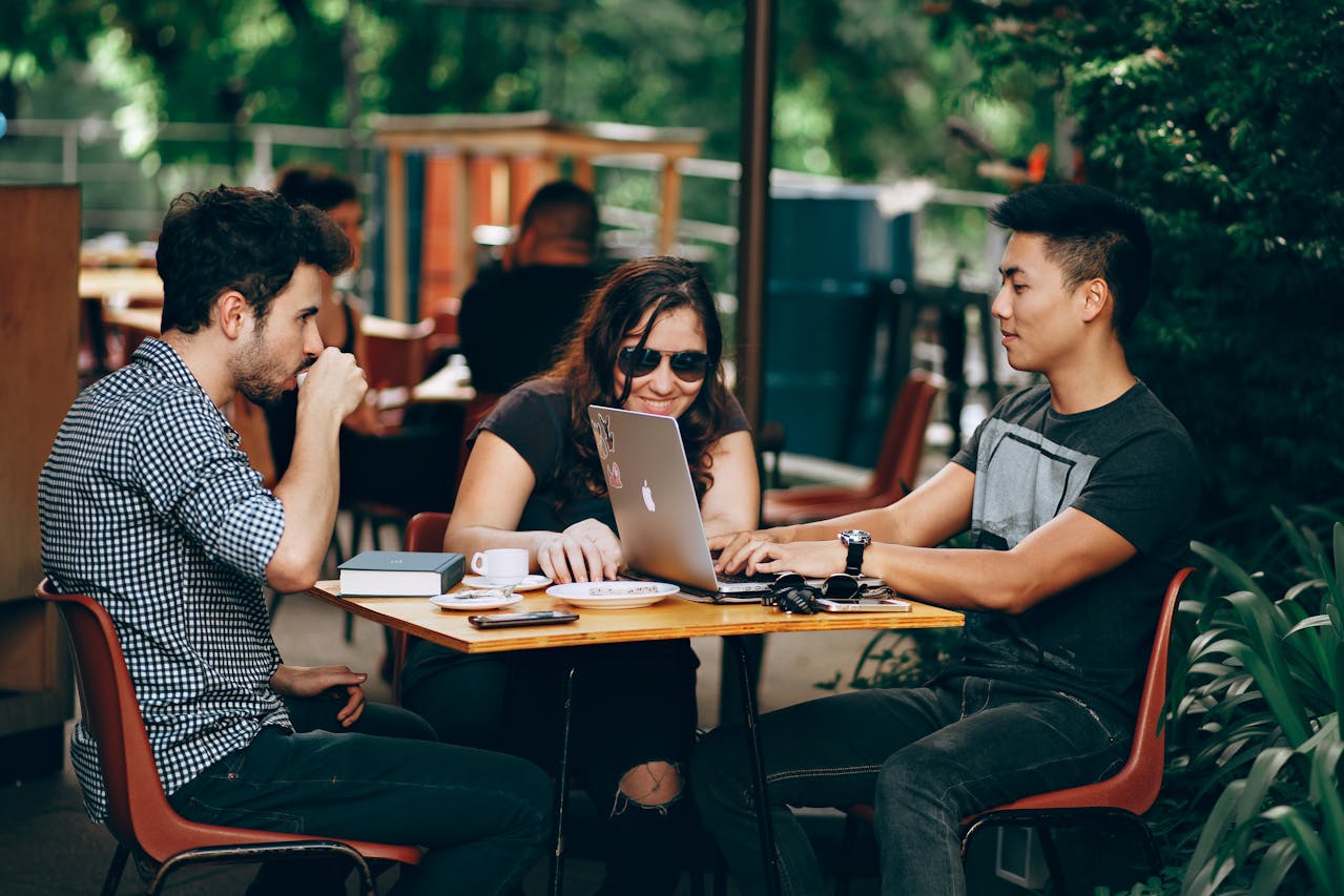 3 jeunes réalisant une commande sur internet.