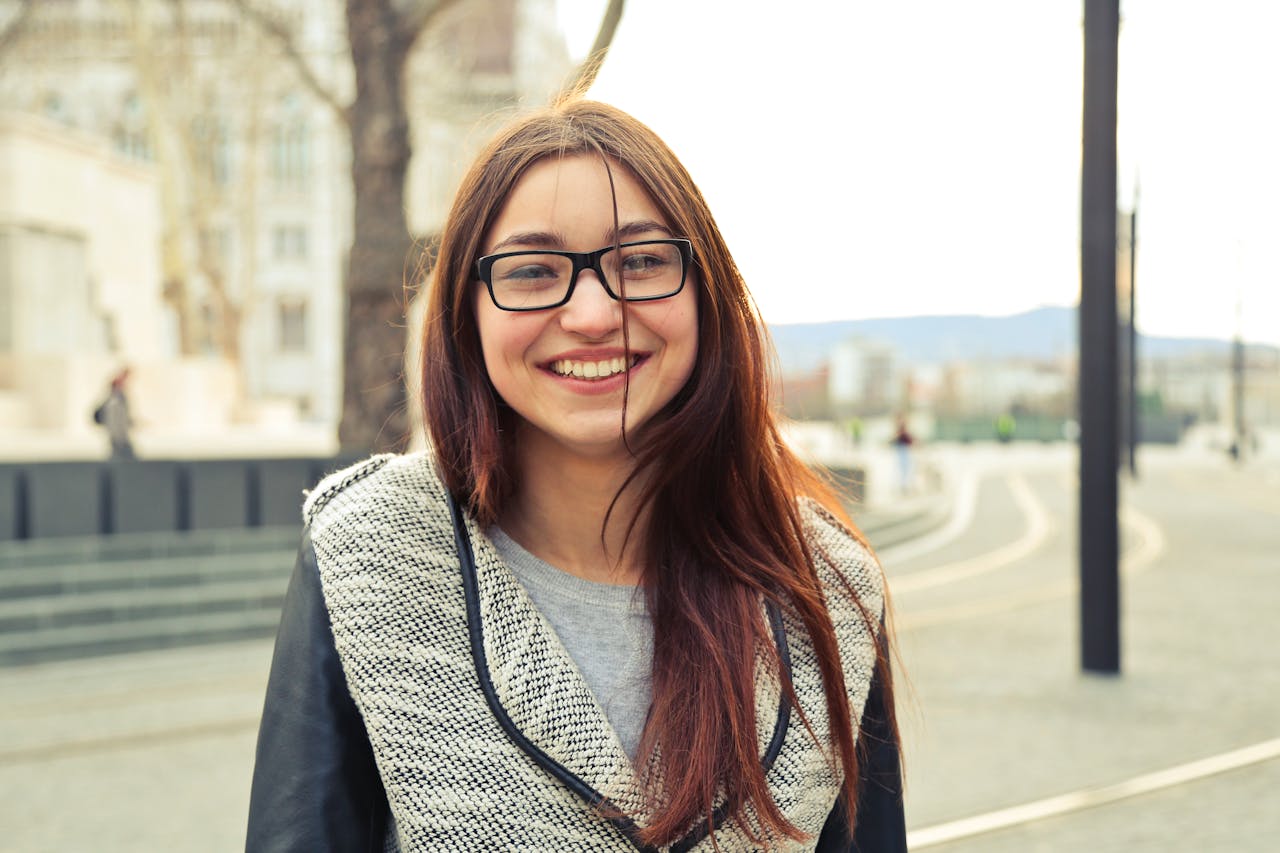 Une jeune fille visitant une ville.