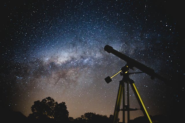 Un ado faisant de l'astronomie.