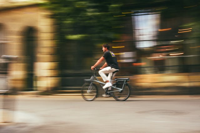 Un jeune homme faisant une ballade à vélo