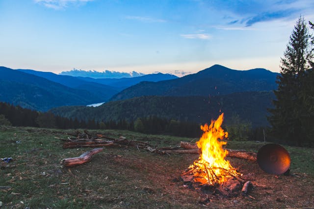 Des jeunes en train de camper dans la nature.