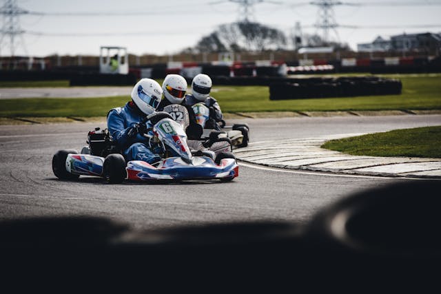 Des adolescents au karting.