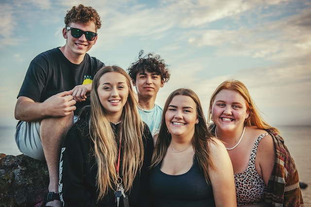 un groupe d'ados en vacances.