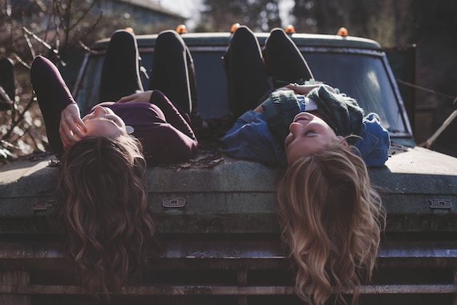 Deux filles en train de chiller.