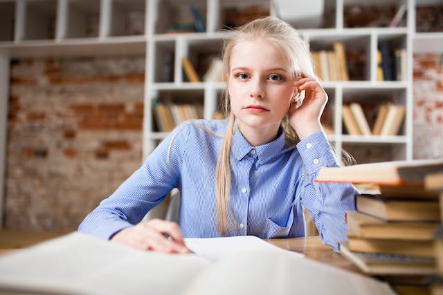 Une étudiante révisant ses cours.