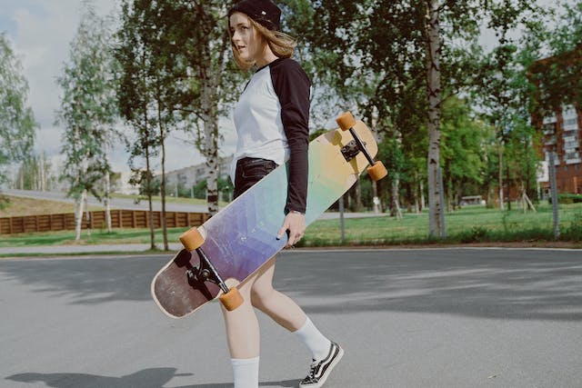 Une jeune ado faisant du skate.