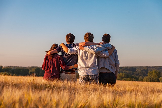 Groupe d'enfants dans un champs durant un voyage.