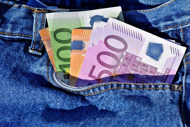 Argent en liquide dans un pantalon en jean.