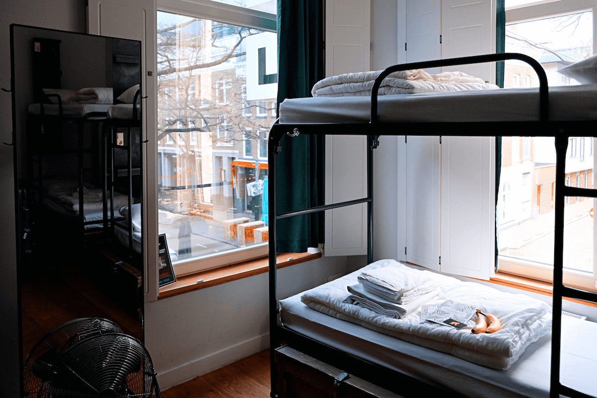 Chambre dans un hostel avec des lits superposés.