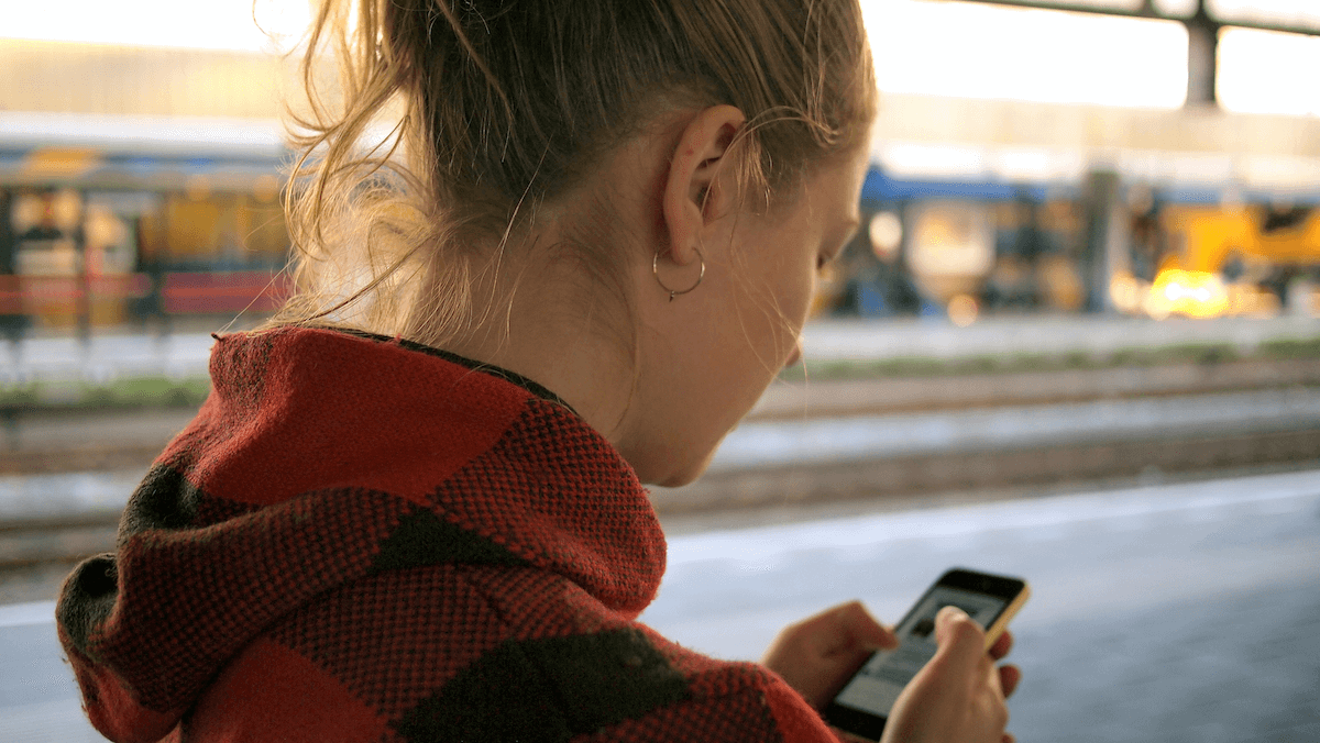 Adolescente répondant à une entreprise sur son téléphone.