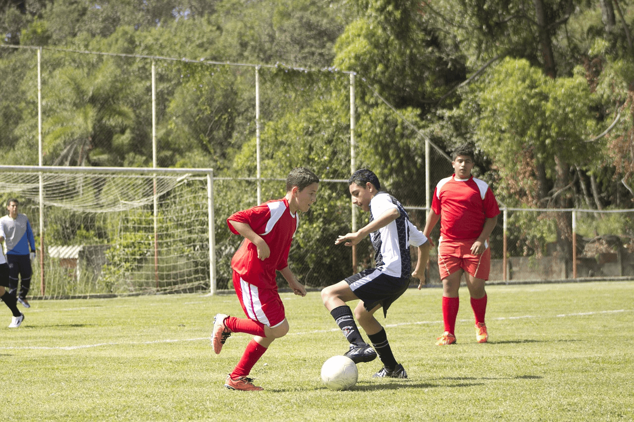 Des enfants jouant au football. 