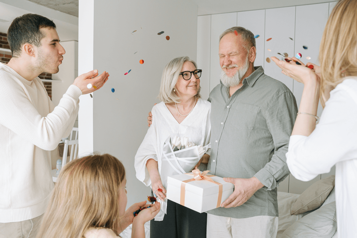Un couple de grand parent et leurs petits enfants sans filtres.