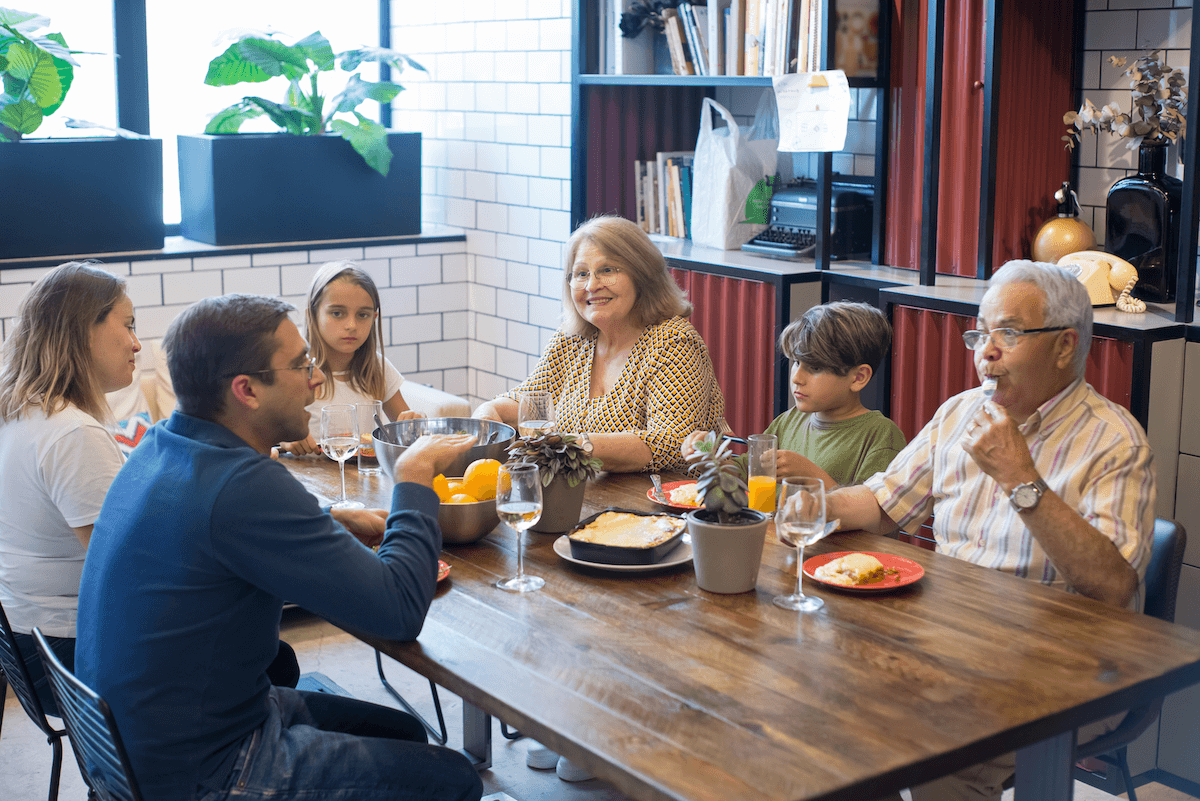 Discussion de famille sur les droits de mutation et le montant des droits.