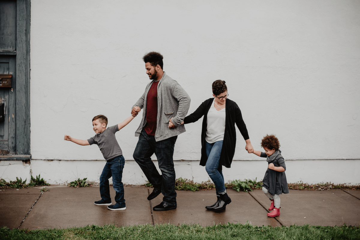 Une famille se baladant dans la rue.