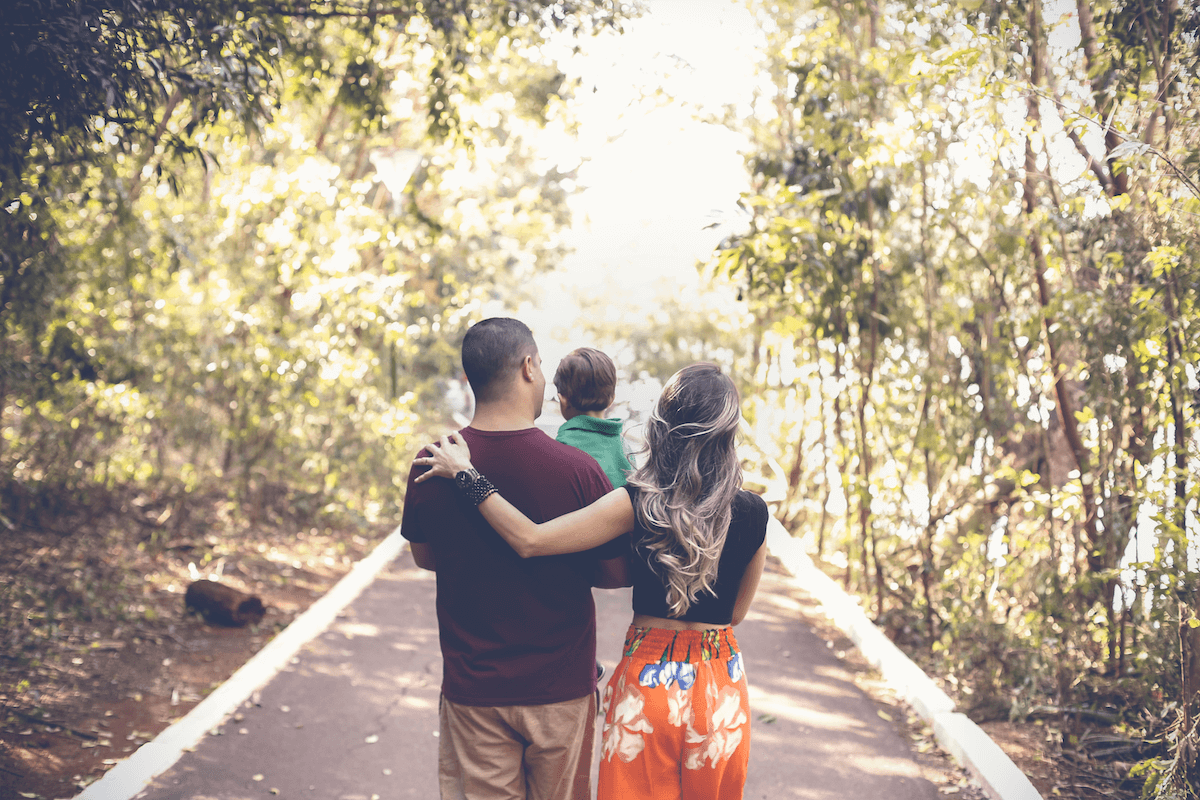 Une famille se promenant.