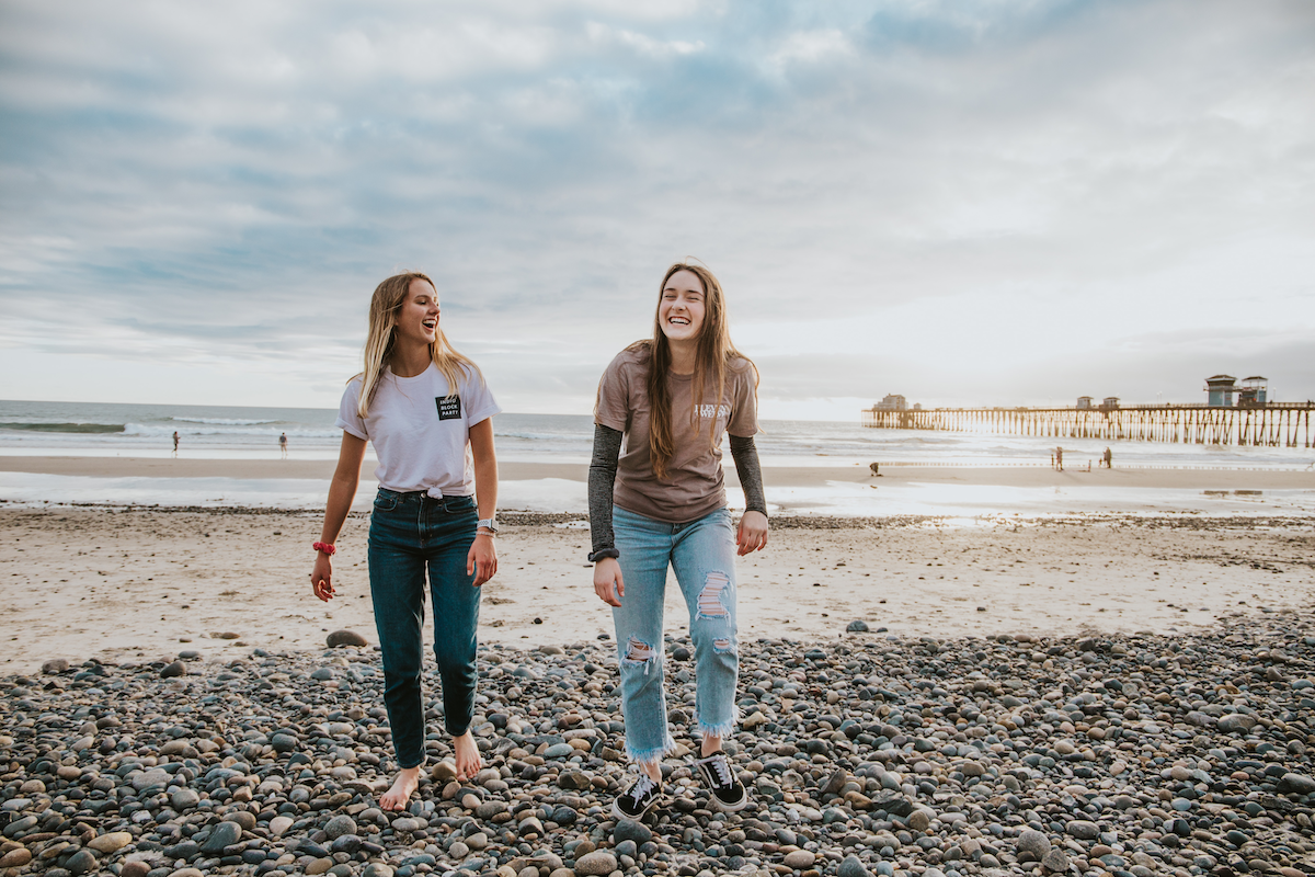 Deux adolescentes sur la plage pour leur anniversaire.
