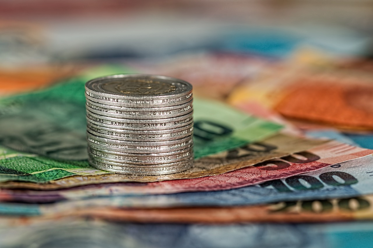 De l'argent liquide sortant d'un distributeur de banque. 